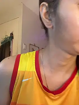 KirstenMooree online show from July 28, 7:04 pm