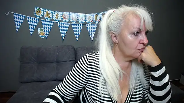Snapshot of BlondyLeeBest chatting on September 27, 6:59 pm BlondyLeeBest online show from September 27, 6:59 pm