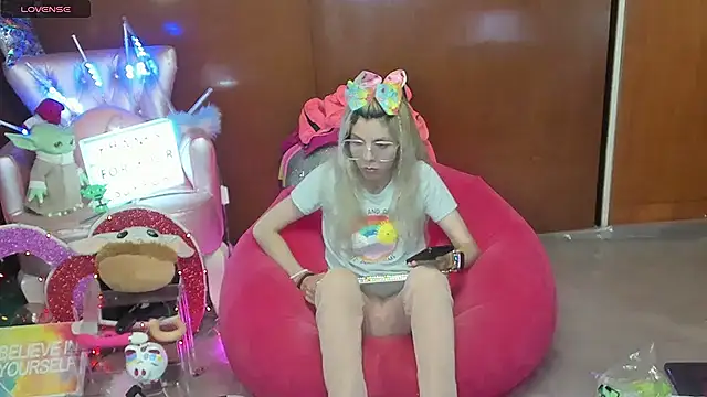 Skinygirl online show from July 9, 12:02 am