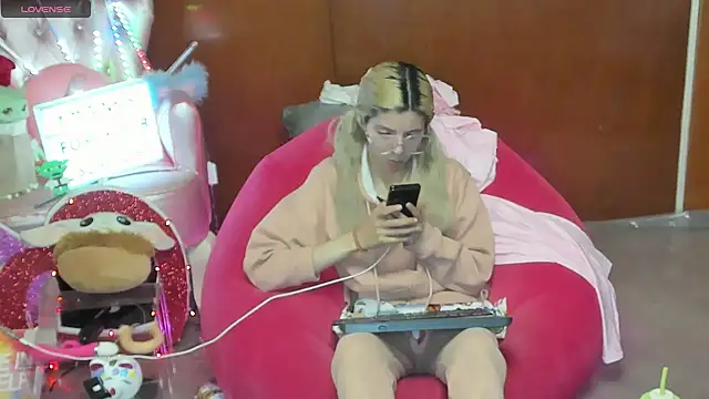 Skinygirl online show from June 26, 2:46 am