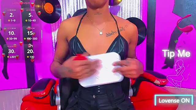 nickyminach  online show from March 15, 9:39 pm