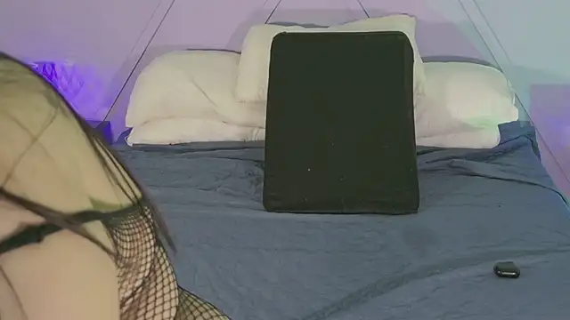 emmajohnss online show from August 1, 5:09 am