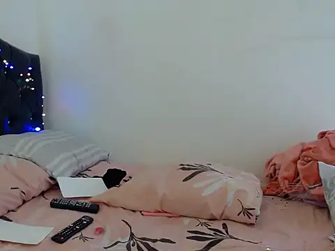 Snapshot of gooddes303salome chatting on October 3, 8:25 pm gooddes303salome online show from October 3, 8:25 pm