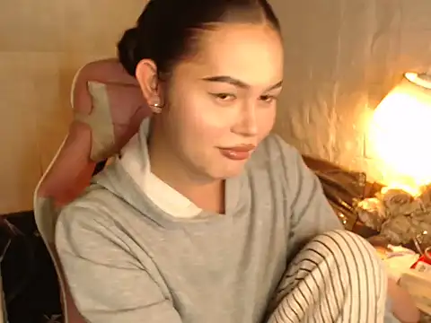 Ashely Lewis online show from November 24, 2:30 pm