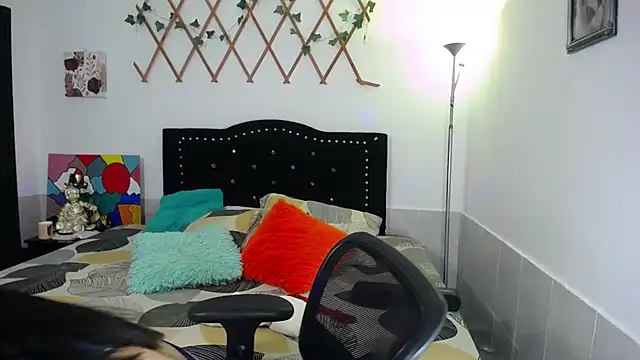 naughty girl 4u online show from April 29, 9:20 pm
