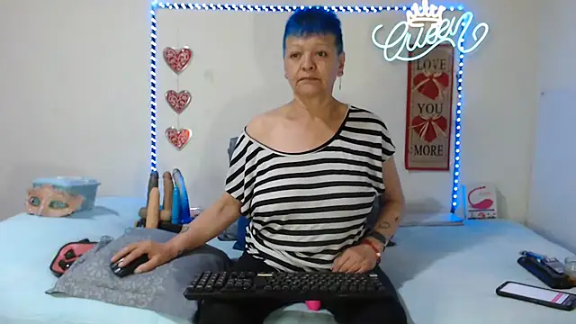 loquitaqueen011 online show from July 12, 9:26 pm