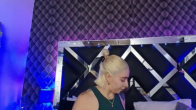 victoriaa lee  online show from July 2, 7:20 pm