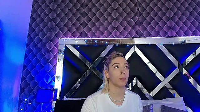 victoriaa lee  online show from March 5, 6:59 pm