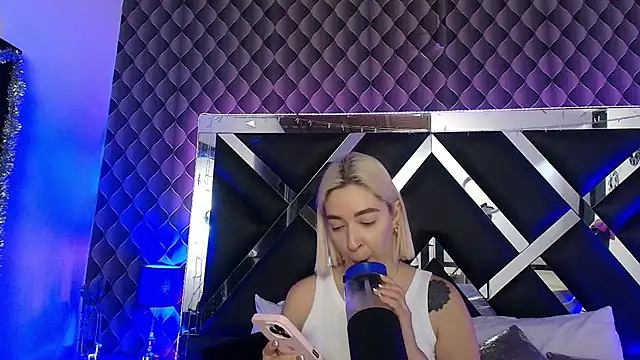 victoriaa lee  online show from July 27, 7:22 pm