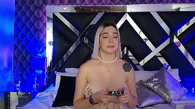 victoriaa lee  online show from June 12, 9:34 pm