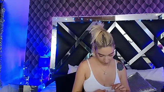 victoriaa lee  online show from July 28, 8:52 pm