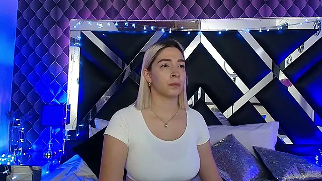 victoriaa lee  online show from April 28, 7:07 pm