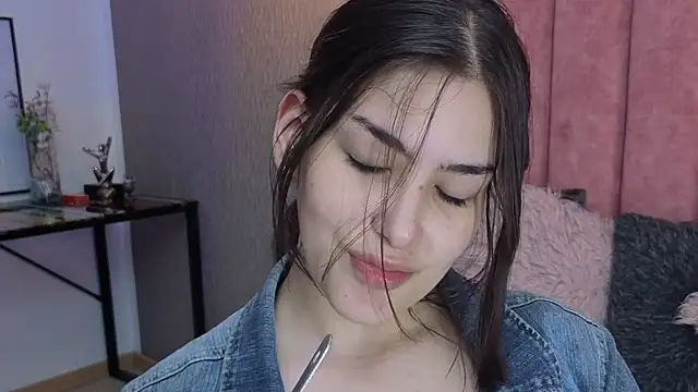 Alexa Thaylor  online show from June 18, 4:01 pm