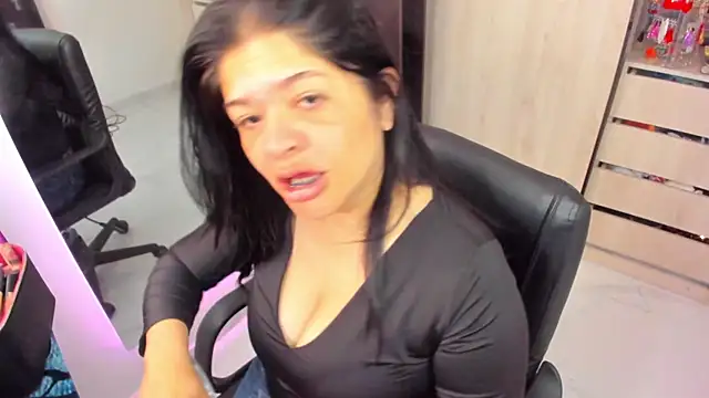 BellaFlaming online show from July 2, 11:27 am