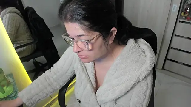 BellaFlaming online show from July 21, 11:00 am