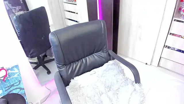 BellaFlaming online show from June 20, 1:03 pm