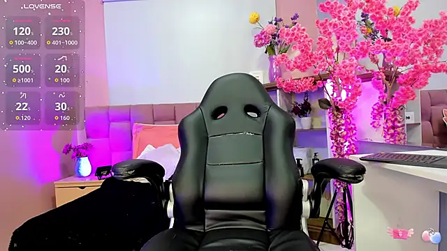 mia thompsonn  online show from October 1, 3:50 pm