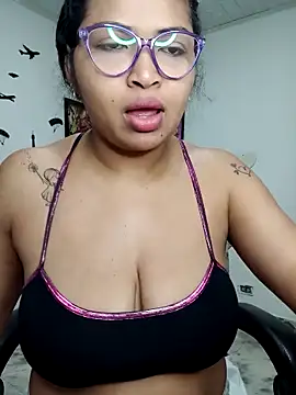 Snapshot of chalohott chatting on October 5, 10:53 am chalohott online show from October 5, 10:53 am