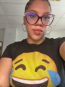 QueenNuttCollector online show from July 8, 3:47 pm