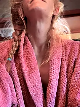 Snapshot of GoldenFlameGoddess chatting on September 17, 3:32 pm GoldenFlameGoddess online show from September 17, 3:32 pm