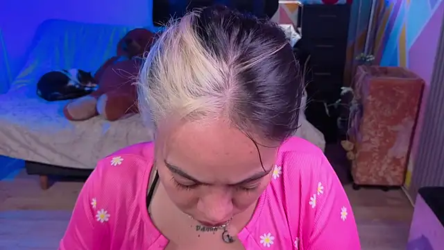 Cuttiealice online show from November 4, 3:06 pm