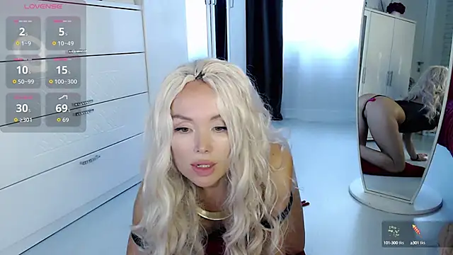 Snapshot of WhiteBunny chatting on September 9, 10:04 am WhiteBunny online show from September 9, 10:04 am