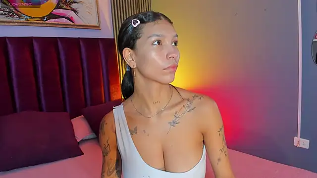 LauraAristizabal online show from March 13, 1:01 pm