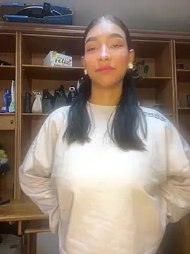 LauraAristizabal online show from July 5, 12:00 pm