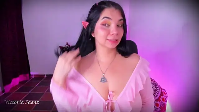 victoriaasaenz  online show from May 10, 1:18 am