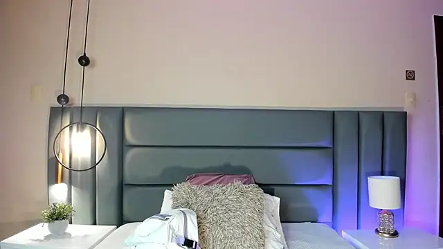 NoraDasilva online show from February 9, 11:18 pm