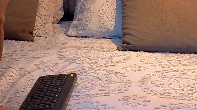 KeryHillson online show from December 4, 11:45 am