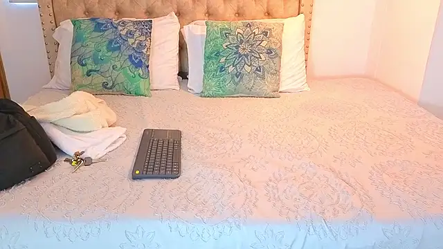 KeryHillson online show from October 26, 2:34 pm