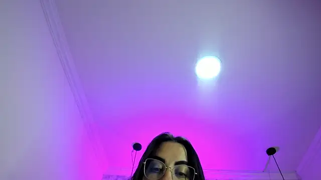 nalalye cruzz  online show from May 2, 2:37 am