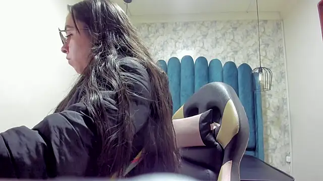 nalalye cruzz  online show from October 12, 1:08 am