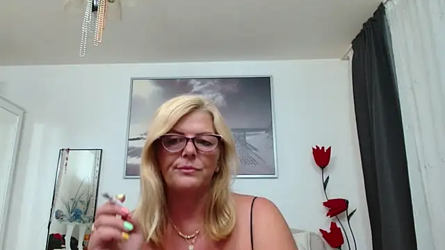 Snapshot of YulliaMilf chatting on September 18, 8:07 pm YulliaMilf online show from September 18, 8:07 pm