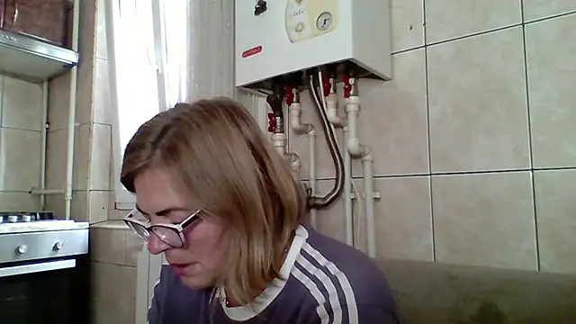 Snapshot of YulliaMilf chatting on December 2, 10:38 am YulliaMilf online show from December 2, 10:38 am