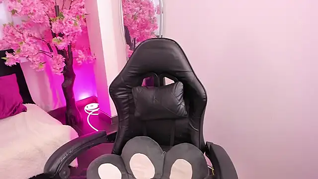 KAROLIVONNE online show from April 23, 9:17 pm
