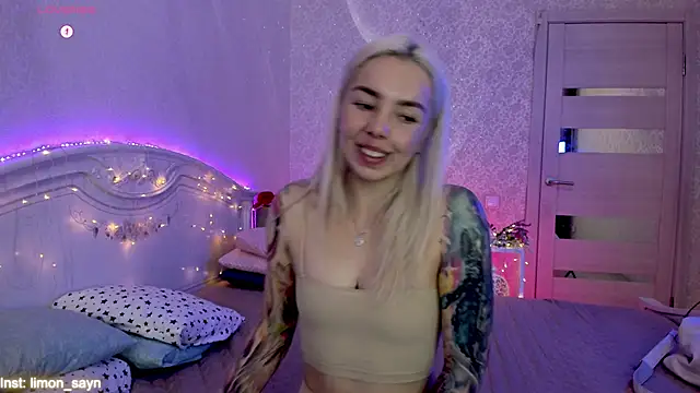 LillyMoure  online show from October 5, 12:04 am