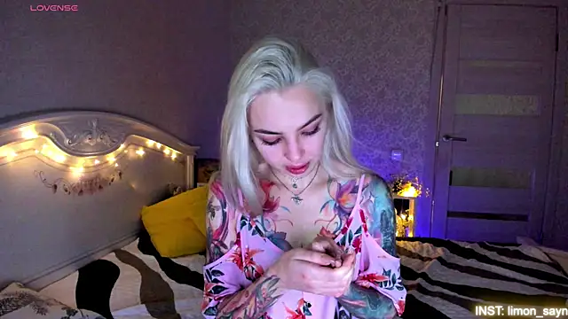 LillyMoure  online show from July 29, 11:27 pm