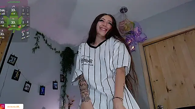 VickyJackson  online show from October 29, 8:00 pm