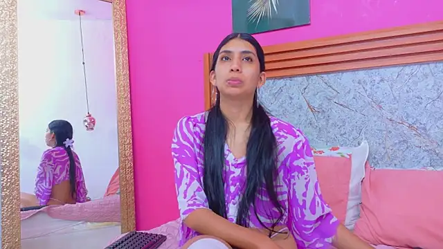 littlee emilyy  online show from April 29, 5:30 pm