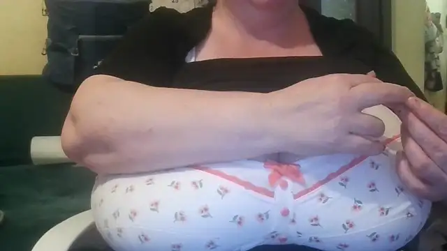 Nataliesbestjuggs online show from July 16, 10:25 pm