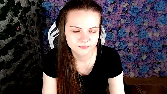 Snapshot of IxxiLiana chatting on October 18, 5:54 am IxxiLiana online show from October 18, 5:54 am
