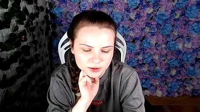 Snapshot of IxxiLiana chatting on October 2, 5:12 am IxxiLiana online show from October 2, 5:12 am
