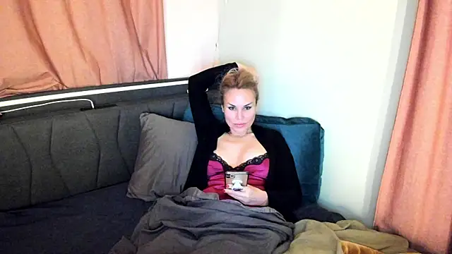 Snapshot of Radmila_Queen_ chatting on October 13, 10:34 pm Radmila Queen online show from October 13, 10:34 pm