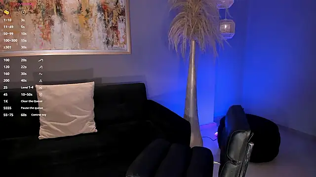 LizzHamilton   online show from March 15, 5:26 pm