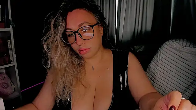 Snapshot of CumOnMy_Tits chatting on October 3, 3:44 am CumOnMy Tits online show from October 3, 3:44 am